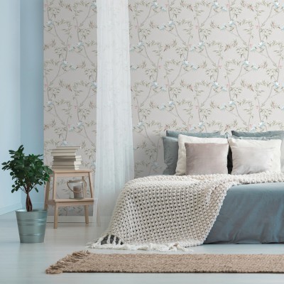 papel pintado estilo chinoiserie, contiene ramas y flores de color gris, azul y verde oscuro con fondo gris. 2