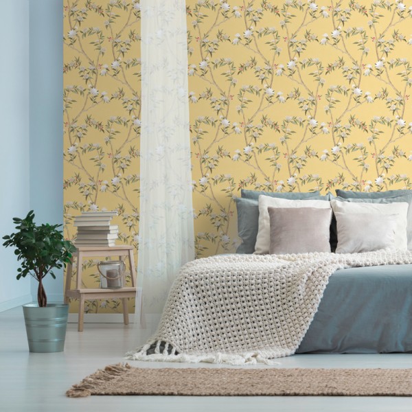papel pintado estilo chinoiserie, contiene ramas y flores de color marrón y verde con fondo amarillo. papel pintado estilo chinoiserie, contiene ramas y flores de color marrón y verde con fondo amarillo.