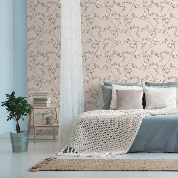 papel de parede estilo chinoiserie, contém ramos e flores em cinza, ocre e verde com fundo rosa nude.