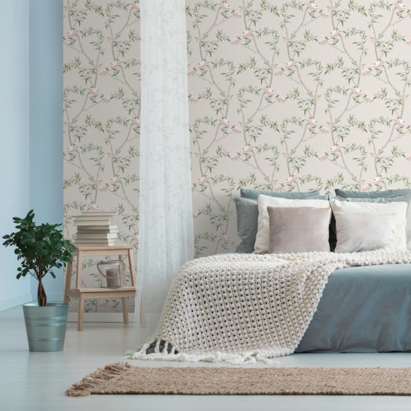 papel de parede estilo chinoiserie, contém ramos e flores em cinza, rosa e verde com fundo bege.