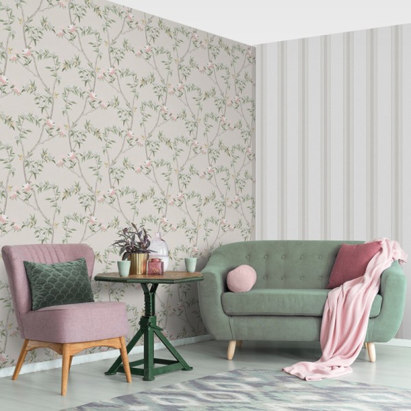 papel de parede estilo chinoiserie, contém ramos e flores em cinza, rosa e verde com fundo bege.