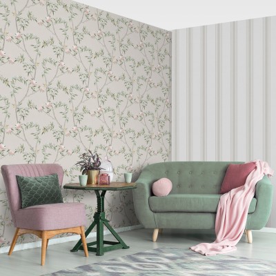 papel de parede estilo chinoiserie, contém ramos e flores em cinza, rosa e verde com fundo bege.