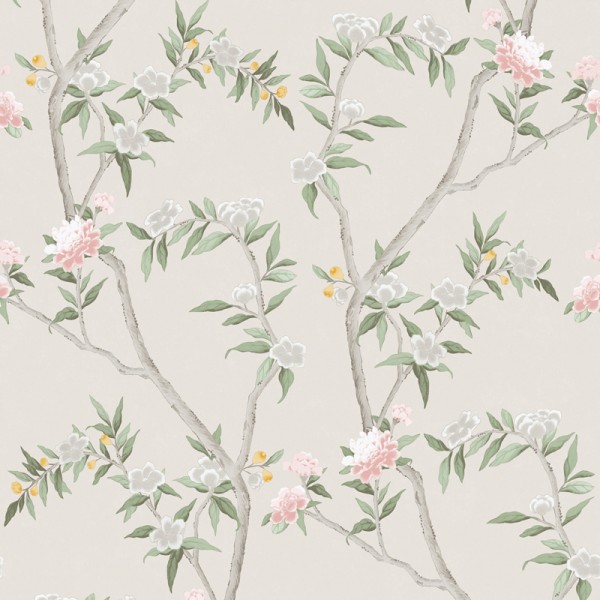 papel de parede estilo chinoiserie, contém ramos e flores em cinza, rosa e verde com fundo bege.