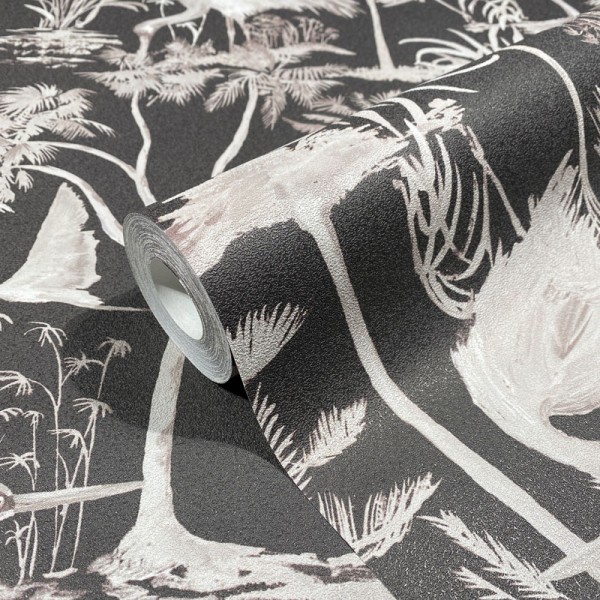 papel pintado tropical con flamencos de color beige con fondo negro.