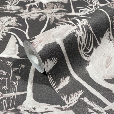 papel pintado tropical con flamencos de color beige con fondo negro.