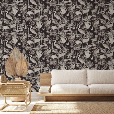 papel pintado tropical con flamencos de color beige con fondo negro.