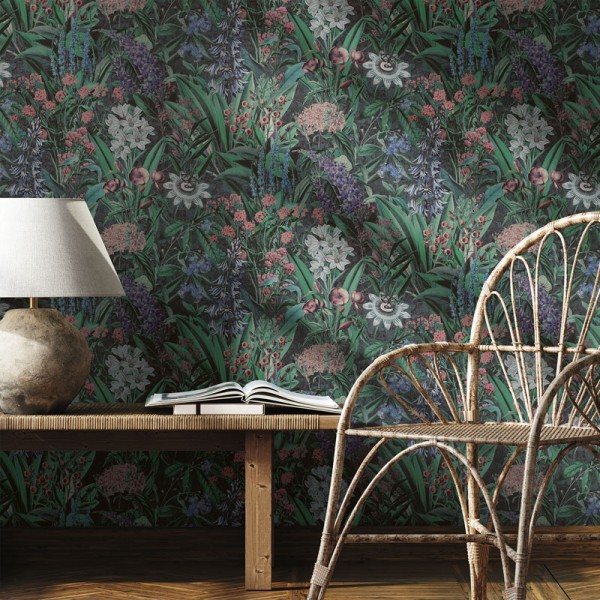 papel de parede de jardim floral cheio de diferentes plantas e flores em um fundo preto.