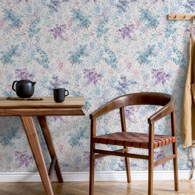 papel pintado flores pequeñas que tiene un efecto acuarela de color lila y azul.