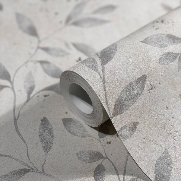 papel de parede com ramos e folhas cinzentas e fundo bege com tons de prateado