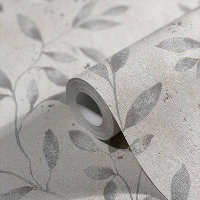 papel pintado con ramas y hojas de color gris con fondo beige claro y tonalidades plateadas