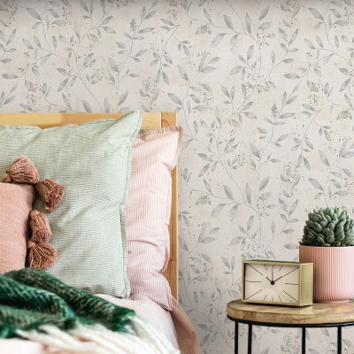 papel pintado con ramas y hojas de color gris con fondo beige claro y tonalidades plateadas 2