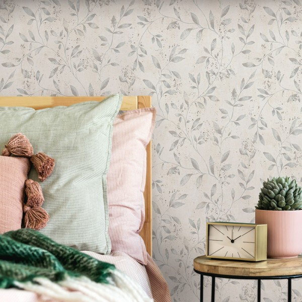 papel pintado con ramas y hojas de color gris con fondo beige claro y tonalidades plateadas