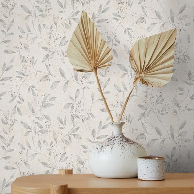 papel pintado con ramas y hojas de color gris con fondo beige claro y tonalidades plateadas