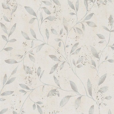 papel pintado con ramas y hojas de color gris con fondo beige claro y tonalidades plateadas