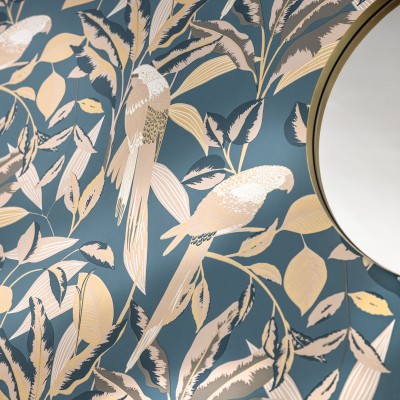 papel pintado tropical con loros fondo azul