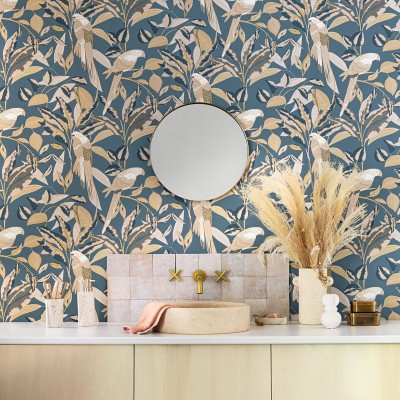 papel de parede tropical com papagaios em dourado e azul claro 2