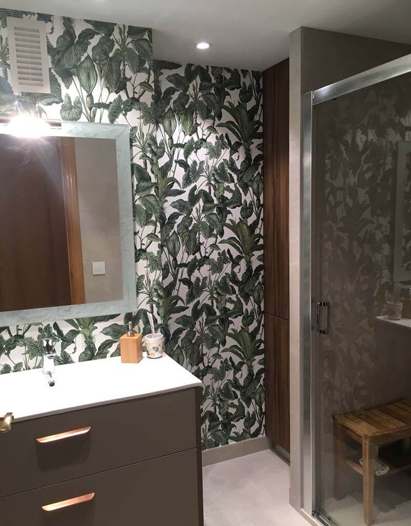 papel pintado para baño con hojas tropicales