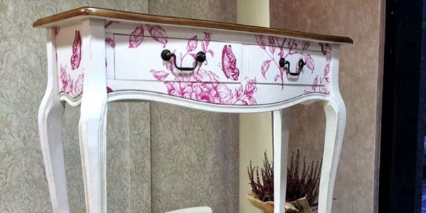 Cómo restaurar un mueble con papel pintado